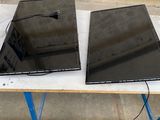 deux ordinateurs portables posés sur une table