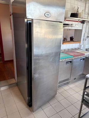 un réfrigérateur en acier inoxydable au milieu d'une cuisine