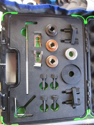 une mallette noire contenant tout un tas d'outils
