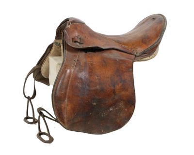 un gros plan d'une selle sur fond blanc