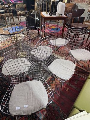 de nombreuses chaises disposées sur un tapis dans une pièce