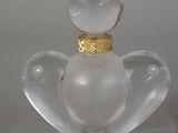 une figurine en verre surmontée d'un anneau doré