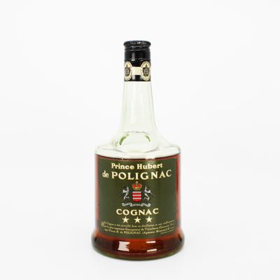 gros plan d'une bouteille d'alcool sur une surface blanche