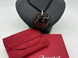 une boîte rouge sur laquelle sont posés un collier et un sac à main rouge
