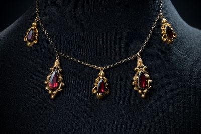 gros plan d'un collier sur un mannequin mannequin mannequin mannequin mannequin mannequin mannequin mannequin mannequin