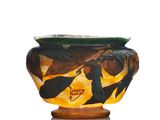 un vase avec un tableau posé sur une table