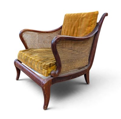 une image représentant une chaise avec un coussin jaune et une structure en bois
