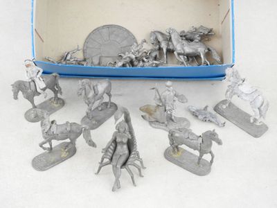 beaucoup de figurines dans une boîte posée sur la table