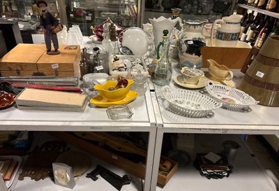 une table sur laquelle se trouvent de nombreux objets en verre