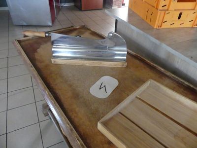 une table sur laquelle est posé un couteau, dans une cuisine