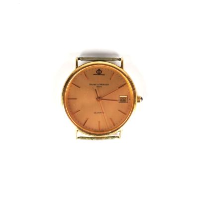 une image d'un gros plan d'une montre-bracelet sur une surface blanche