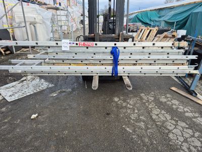 Lot de 11 échelles en aluminium differentes tailles et marqu…