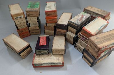 un grand nombre de vieux livres empilés les uns sur les autres