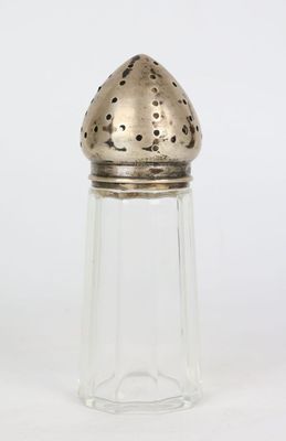Saupoudreuse n en argent, le corps en verre moulé à côtes.