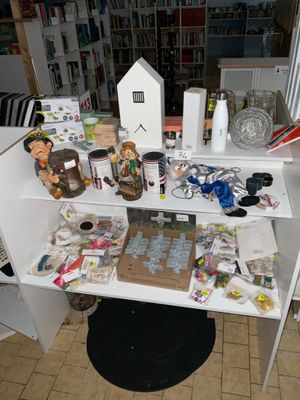 une petite table sur laquelle il y a plein de choses