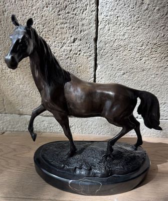 une statue de cheval posée sur une table
