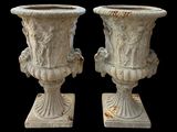 deux vases placés côte à côte sur un fond noir