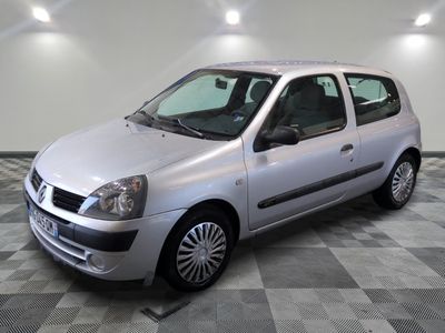 la photo d'une petite voiture argentée garée dans un garage