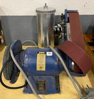 une machine posée sur une table, équipée d'une ponceuse