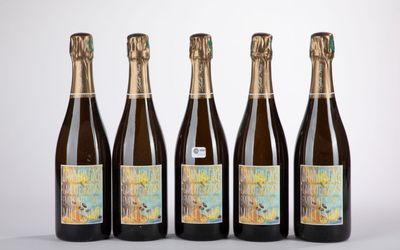 quatre bouteilles de vin posées les unes à côté des autres sur une table