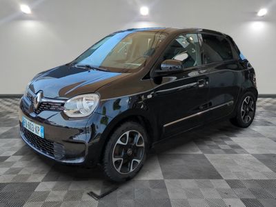 la petite voiture noire est garée dans une pièce au sol en damier