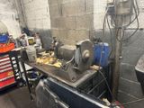 une machine posée sur une table dans une pièce