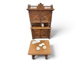 une petite table en bois sur laquelle se trouve une petite armoire en bois