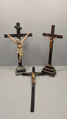 deux crucifix représentant Jésus sur la croix, posés sur une table