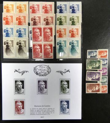 certains timbres sont exposés sur une table noire