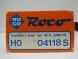une boîte orange sur laquelle est accrochée une étiquette bleue et blanche