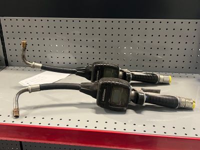 une paire de tuyaux à gaz posés sur une étagère dans un magasin
