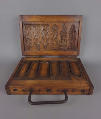 une vieille boîte en bois contenant tout un tas de couteaux