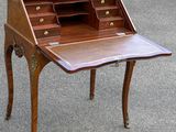 un petit bureau en bois avec un tiroir