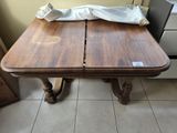 une table en bois recouverte d'une nappe blanche