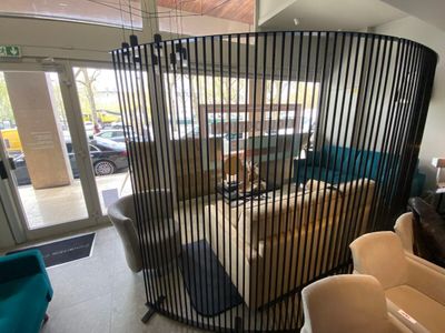 2 CLAUSTRAS en métal noir. 167x200 cm (modèle d'exposition)