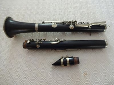 deux types d'instruments de musique différents posés sur une table