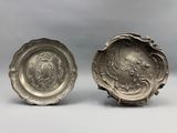 paire d'assiettes en métal argenté ornées d'une tête de lion au recto et d'une tête de lion au verso