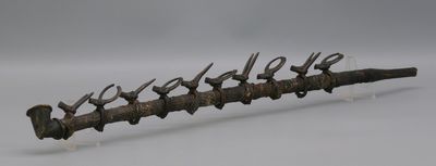 une sculpture représentant une branche sur laquelle sont perchés plusieurs oiseaux