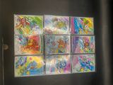 une photo d'une collection de cartes Pokémon dans une boîte
