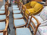 de nombreuses chaises et canapés dans une pièce très meublée
