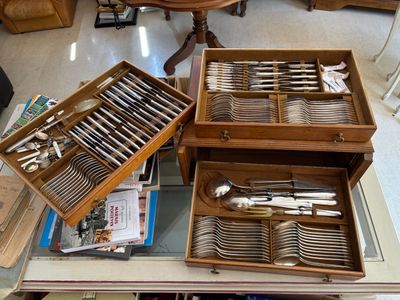 deux boîtes en bois contenant de l'argenterie, posées sur une table