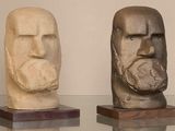 trois statues représentant un homme barbu et un homme barbu