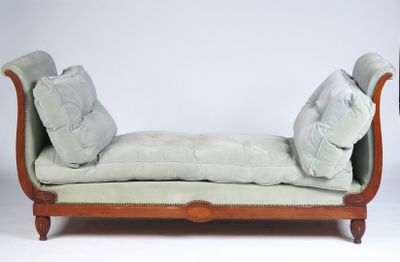 une photo d'une chaise longue avec des coussins dessus