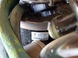 un gros plan sur un tuyau et un tuyau posé sur une table