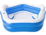 une piscine gonflable bleue et blanche avec un siège gonflable