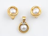 un ensemble de trois pendentifs en perles et diamants