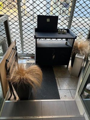 une chaise noire et une table noire dans une pièce