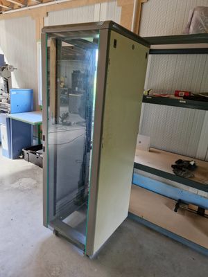 Baie de brassage vide sur roulettes en métal gris et beige