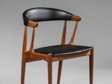 une image représentant une chaise avec une assise en cuir noir sur fond blanc