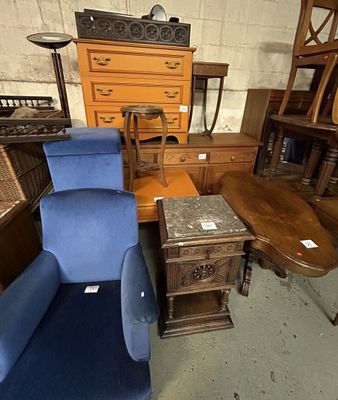 une chaise bleue et une table dans une pièce